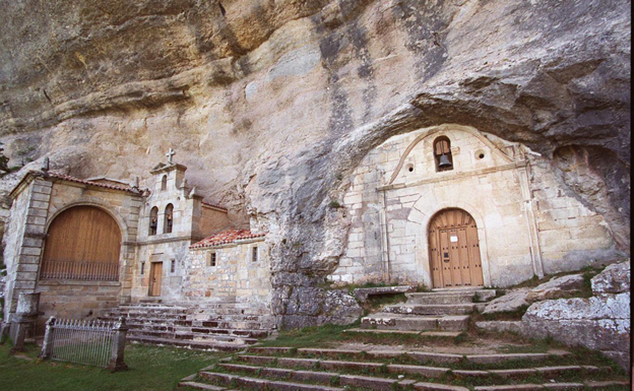 Ermita de San Bernabé excavada en las Cuevas de Ojo Guareña. 