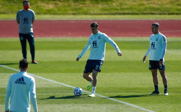 Álvaro Morata (c), durante el entrenamiento de este miércoles con la selección española.