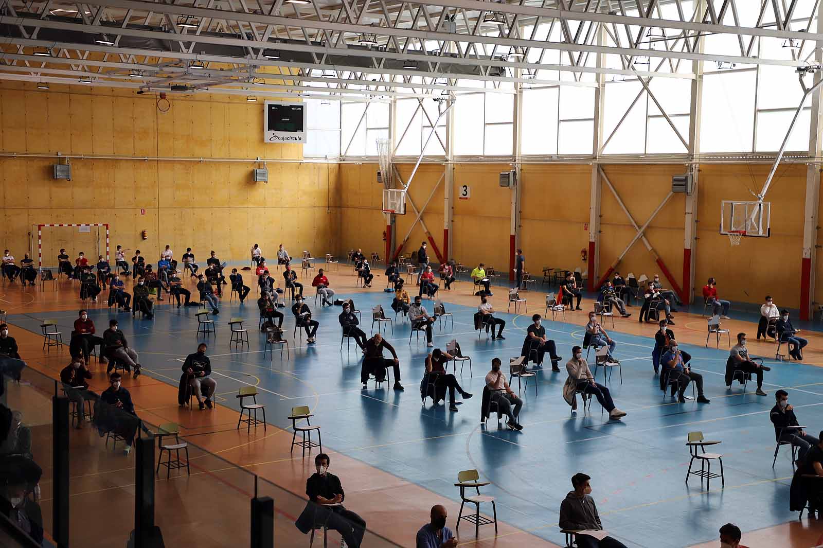 El polideportivo José Luis Talamillo ha acogido la primera prueba de la oposición.