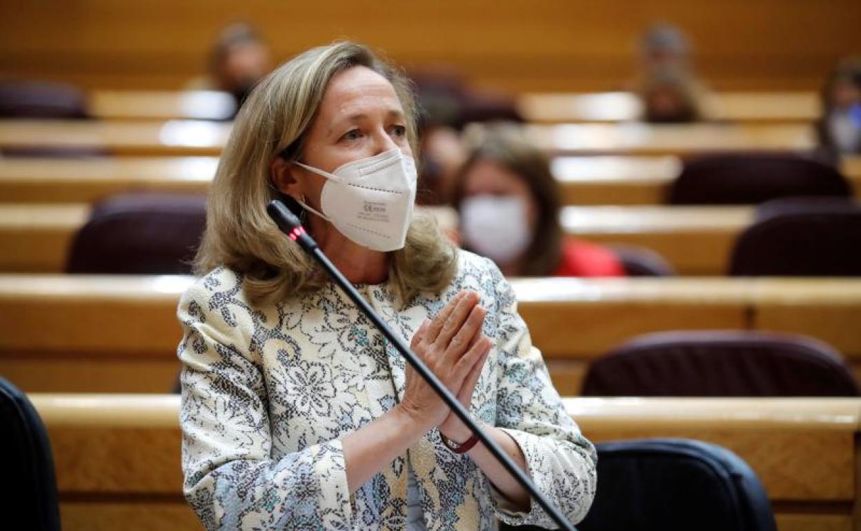 La vicepresidenta tercera y ministra de Asuntos Económicos, Nadia Calviño, interviene durante la sesión de control al Gobierno celebrada en el Senado 