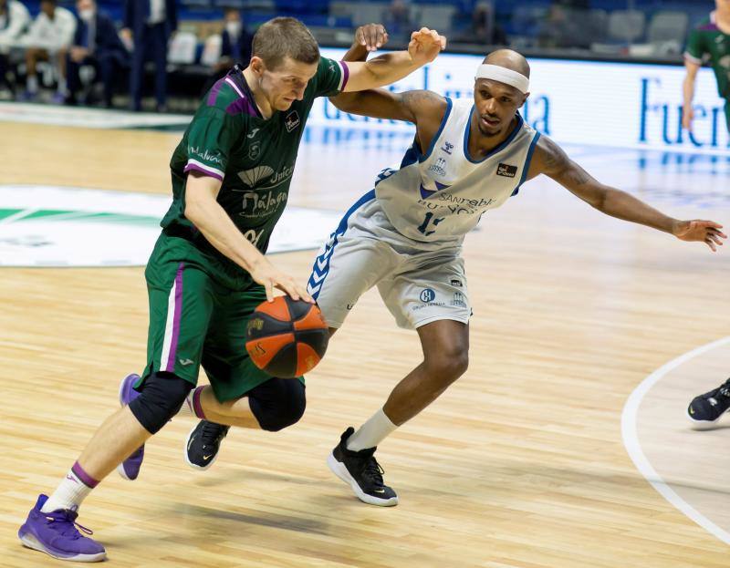 El alero polaco del Unicaja, Adam Waczynski (i) intenta escapar de la defensa del escolta estadounidense del Hereda San Pablo Burgos, Thad McFadden (d),