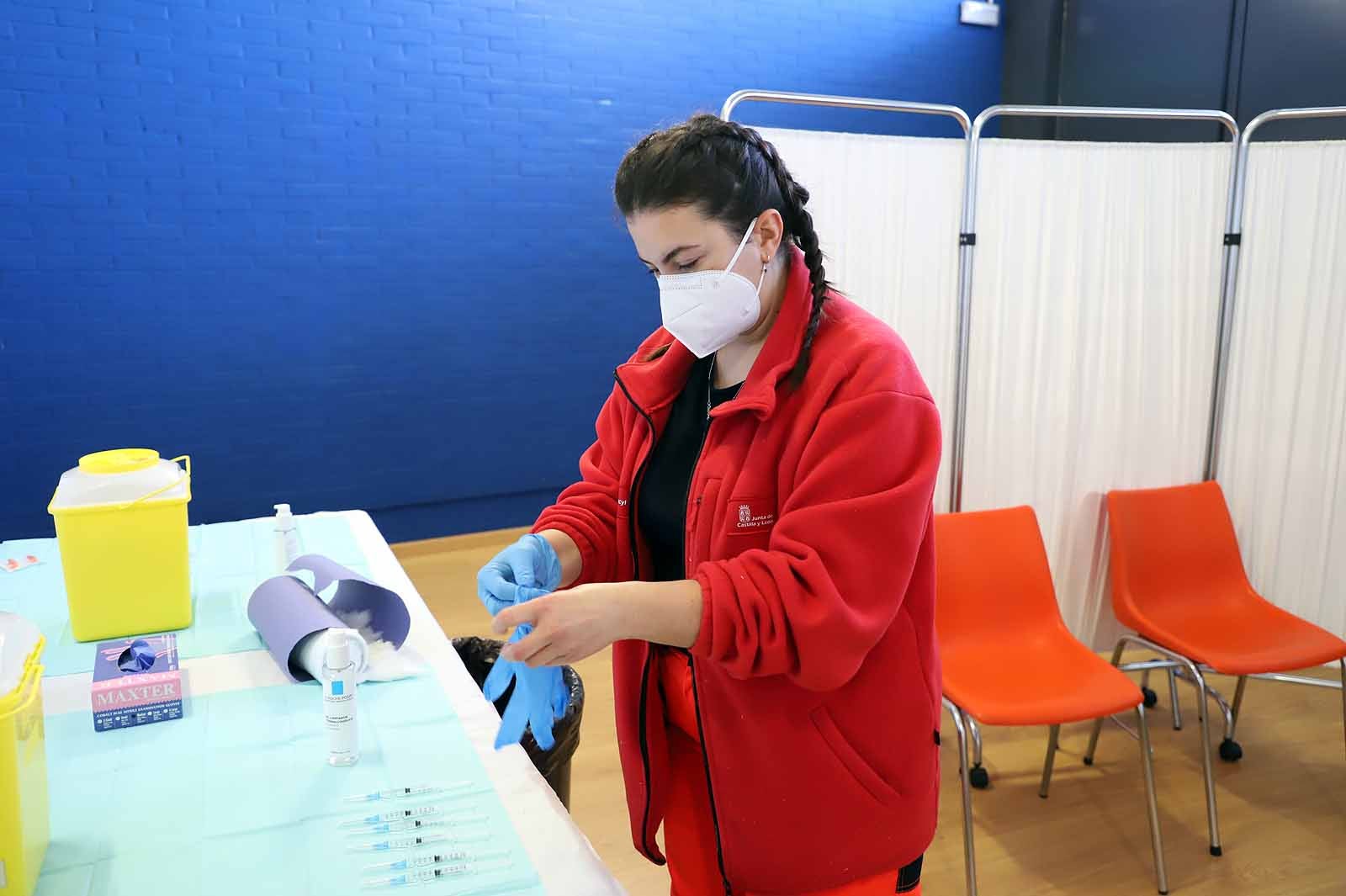 Fotos: Los profesores reciben la primera dosis de la vacuna contra la covid-19