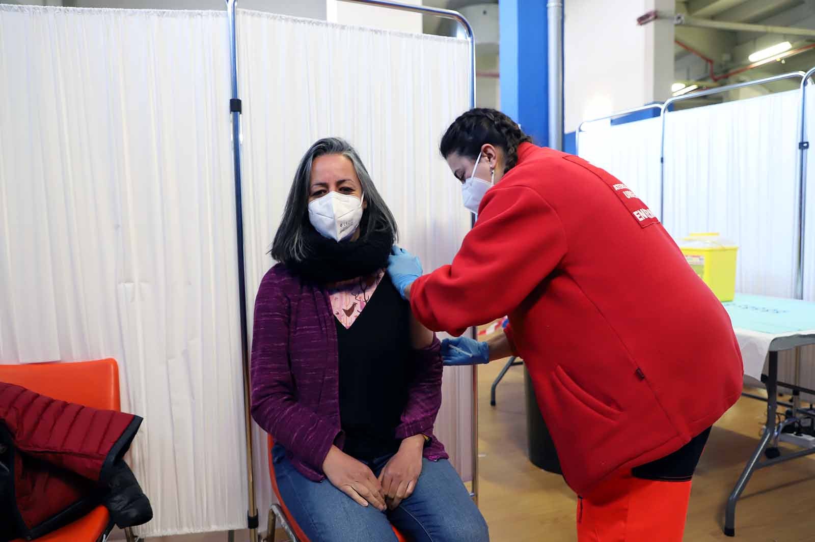 Fotos: Los profesores reciben la primera dosis de la vacuna contra la covid-19