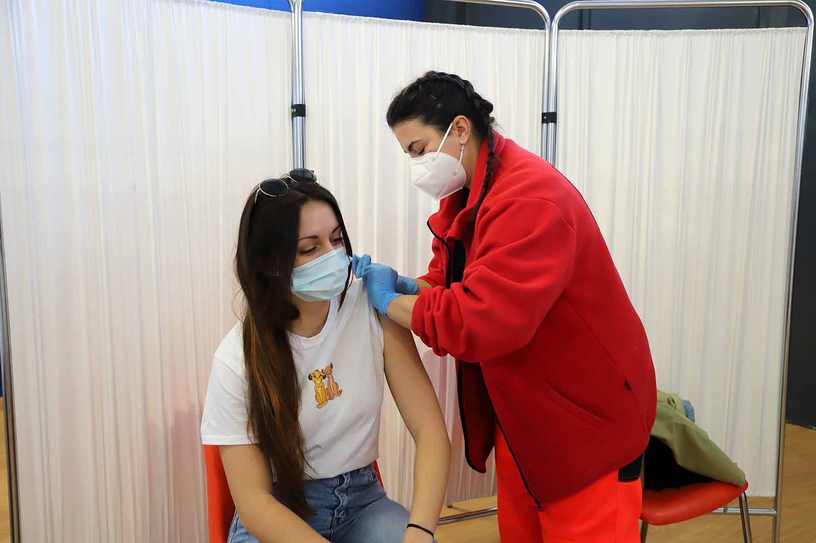 Fotos: Los profesores reciben la primera dosis de la vacuna contra la covid-19