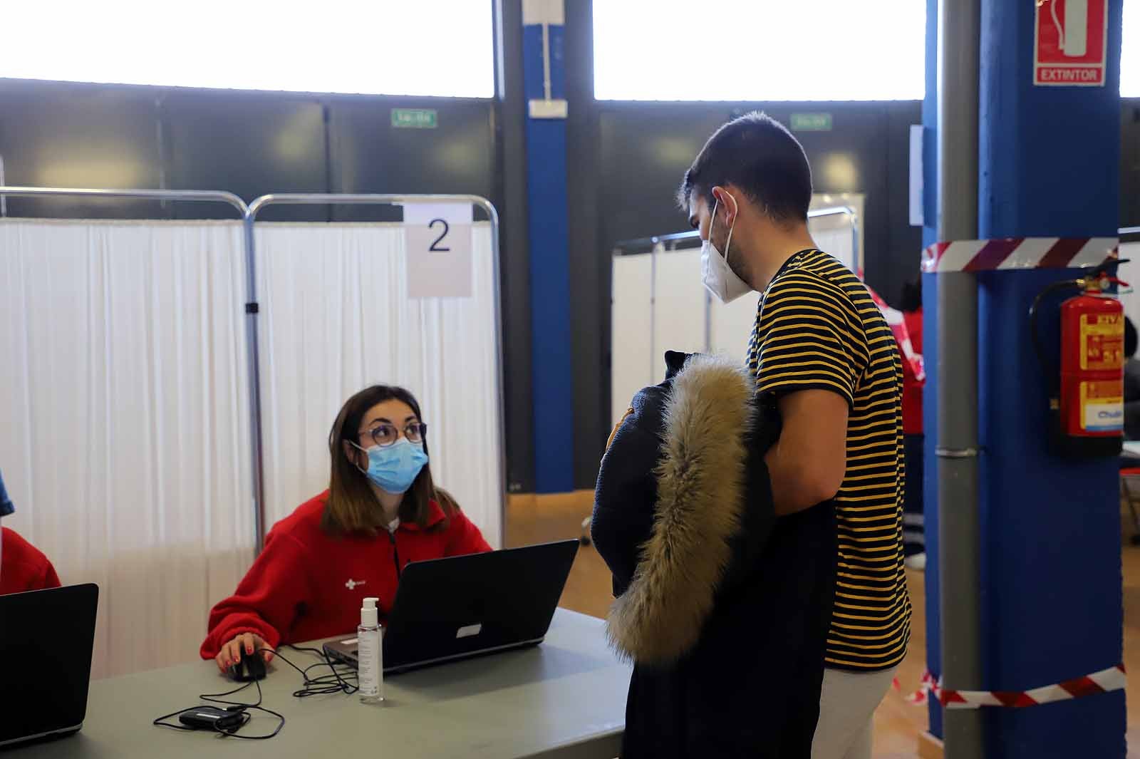 Fotos: Los profesores reciben la primera dosis de la vacuna contra la covid-19