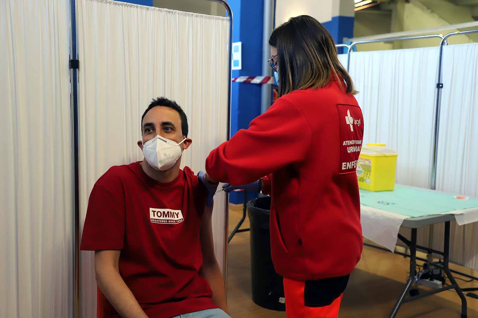 Fotos: Los profesores reciben la primera dosis de la vacuna contra la covid-19