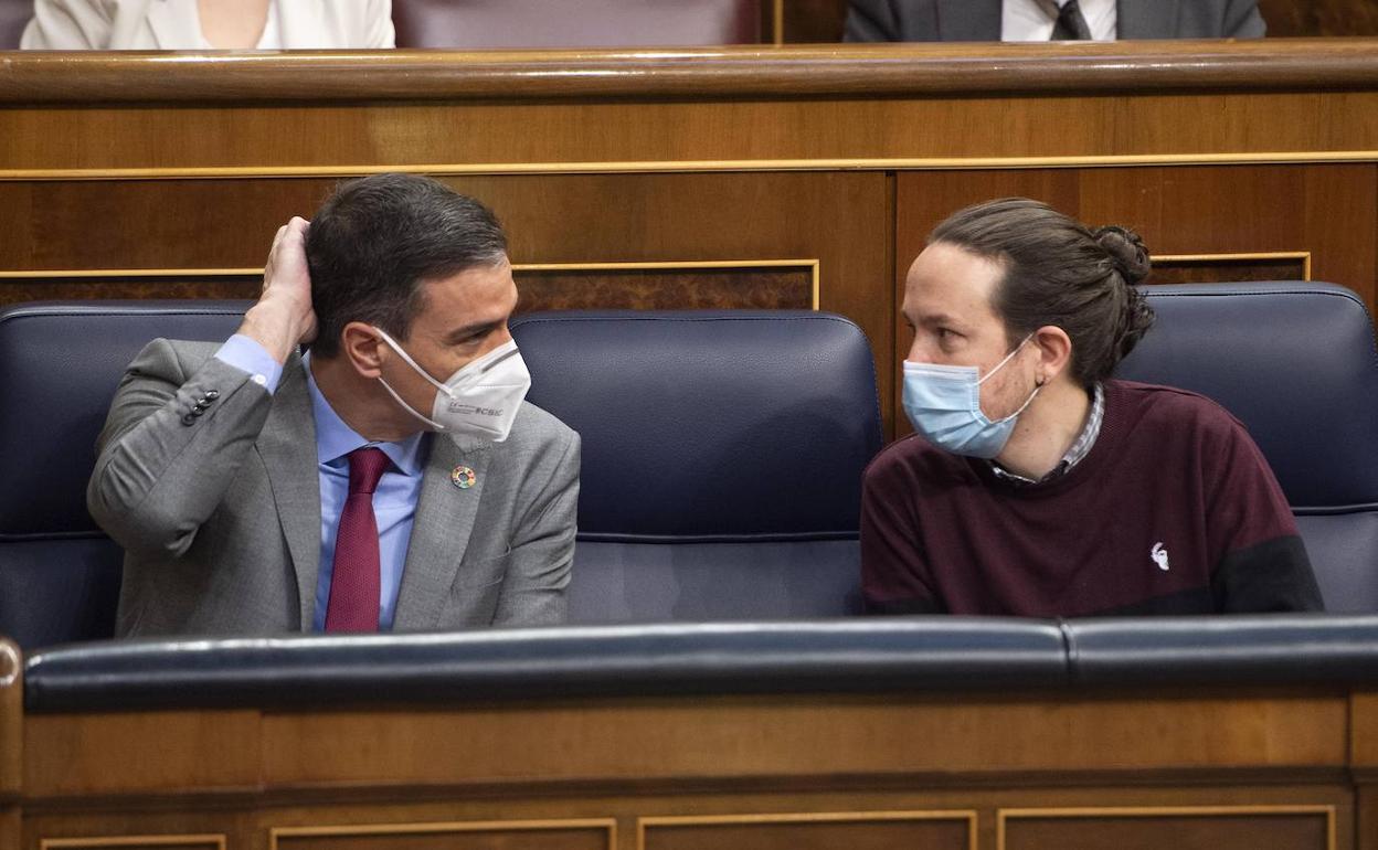 Sánchez e Iglesias charlan el pasado miércolesen la última sesión de control al Gobierno del líder de Podemos como vicepresidente .