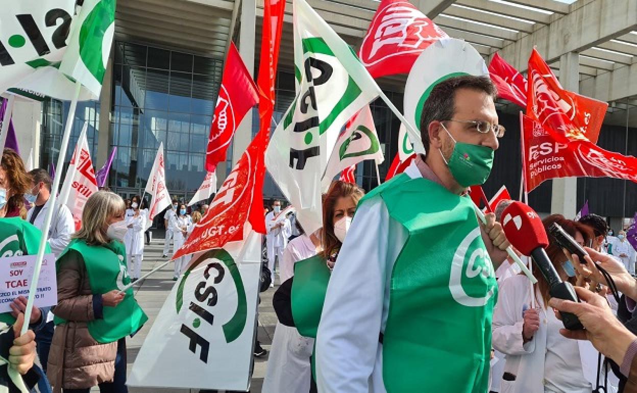 Concentración de trabajadores en la puerta del HUBU. 