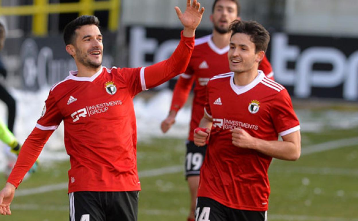 Elguezabal (drch), junto a Zabaco celebrando un gol. 