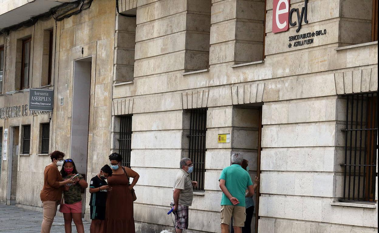 Un grupo de personas hacen cola a la puerta del Ecyl de Cadenas de San Gregorio (Valladolid).