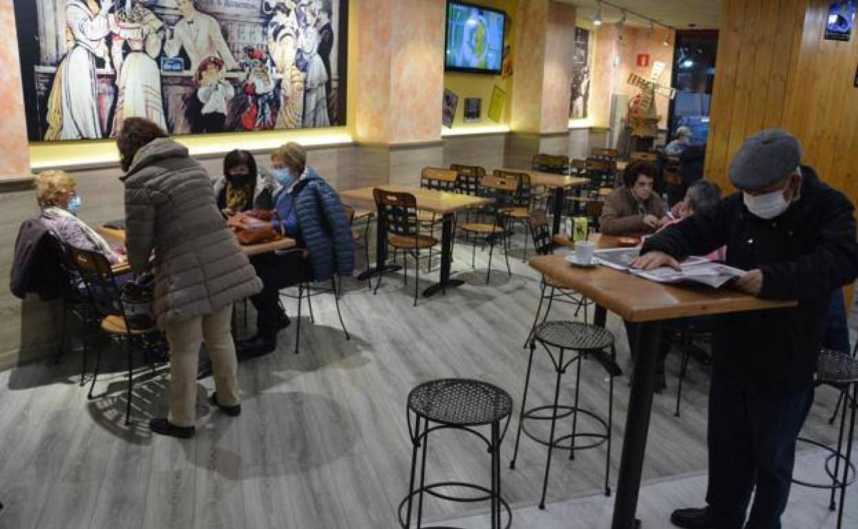 Primer día de reapertura del interior de la hostelería en Burgos el pasado 8 de marzo.