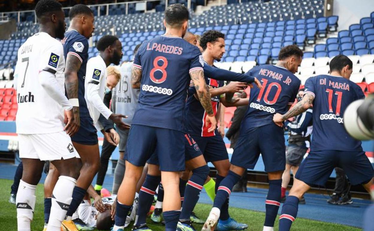 Jugadores del PSG apartan a Neymar tras su trifulca con Djalo. 