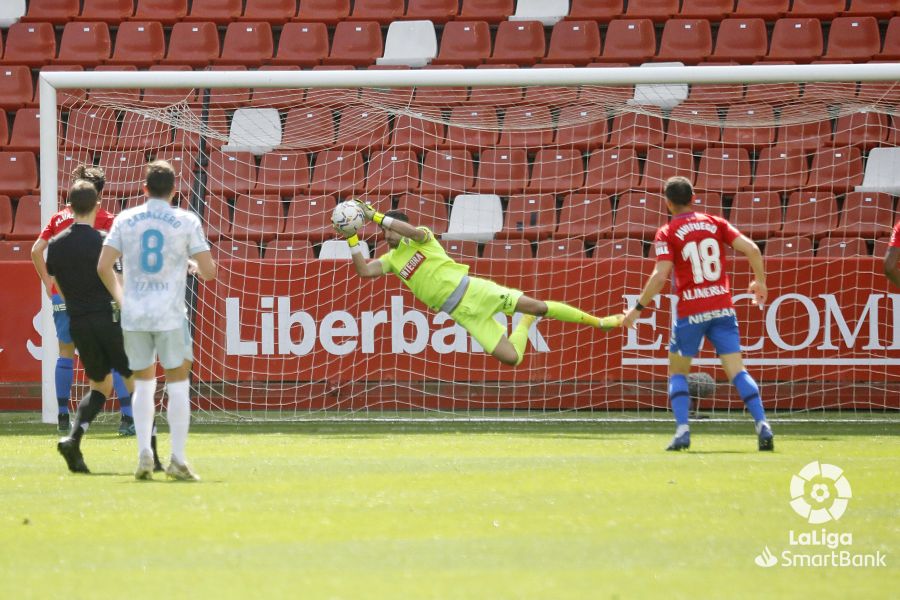 Fotos: El Mirandés asalta El Molinón