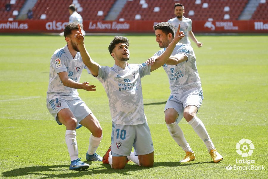 Fotos: El Mirandés asalta El Molinón