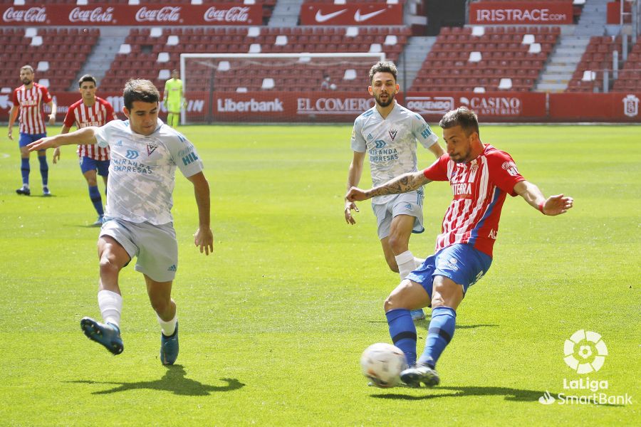 Fotos: El Mirandés asalta El Molinón