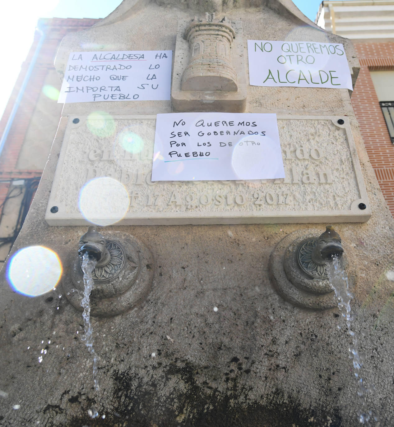 Fotos: Los vecinos de Tórtoles de Esgueva protestan contra la moción de censura