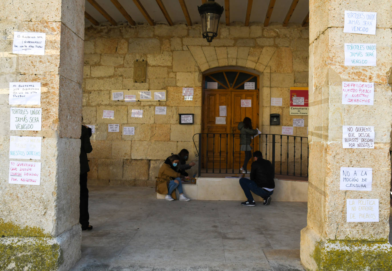 Fotos: Los vecinos de Tórtoles de Esgueva protestan contra la moción de censura