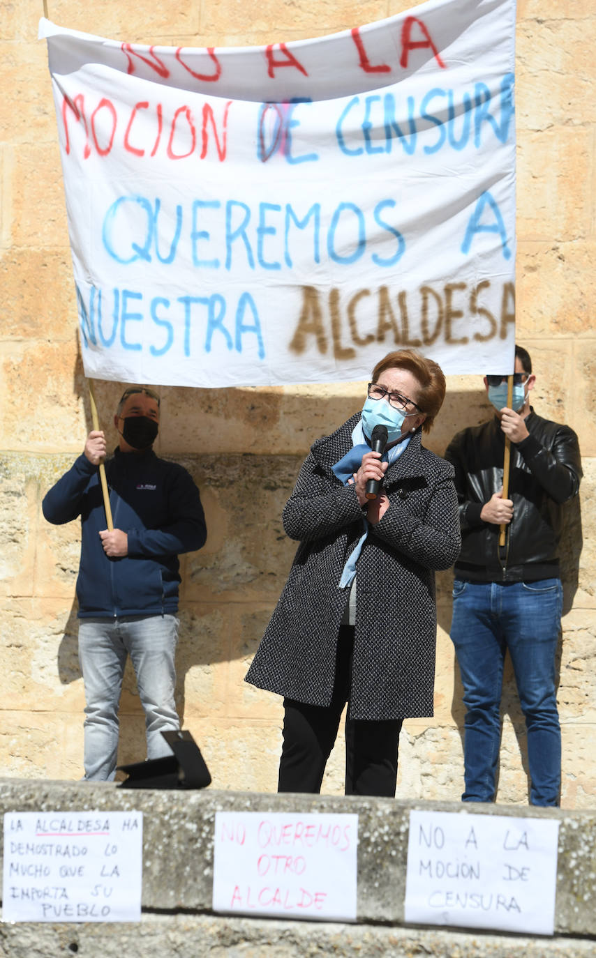 Fotos: Los vecinos de Tórtoles de Esgueva protestan contra la moción de censura