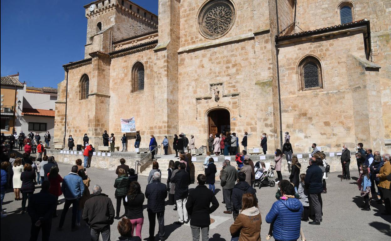 Los vecinos de Tórtoles de Esgueva rechazan la moción de censura contra su alcaldesa.