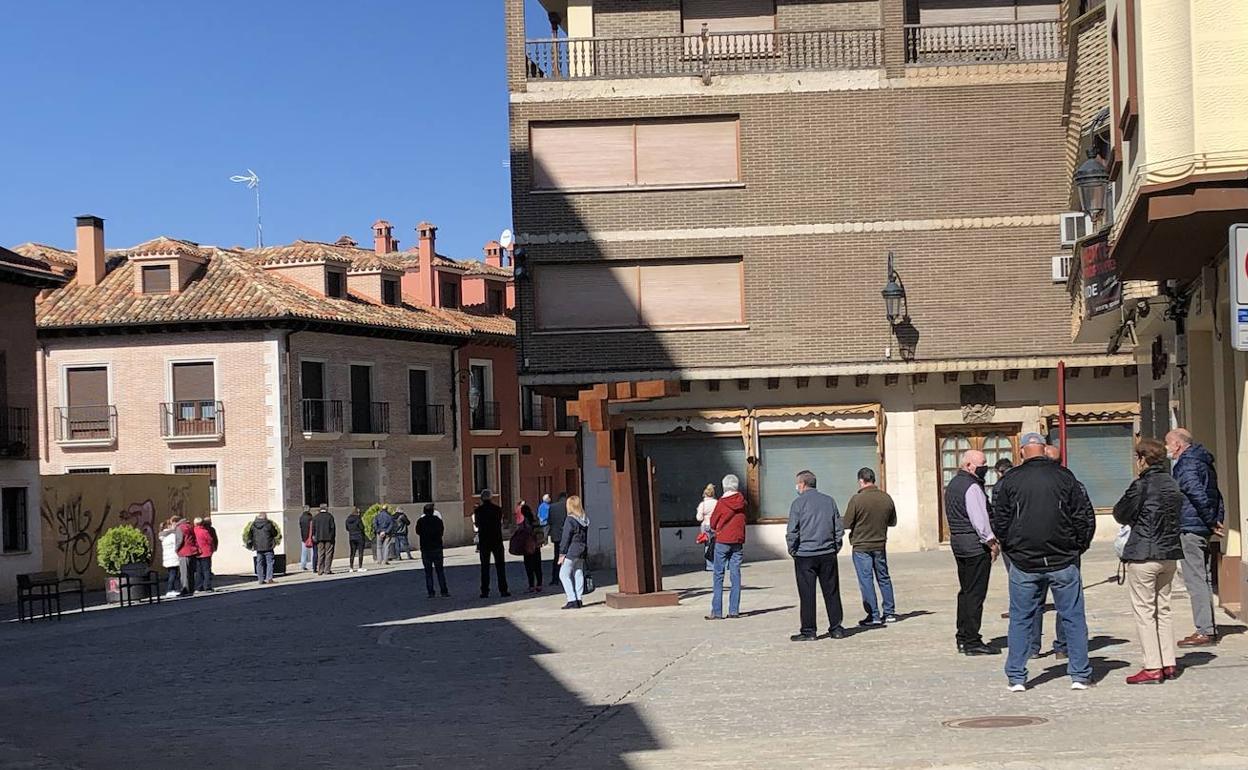 Colas en Aranda de Duero para recibir la vacuna frente a la covid-19. 