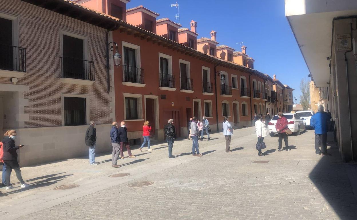 Filas ordenadas y manteniendo la distancia de seguridad para la vacunación masiva en Aranda. 