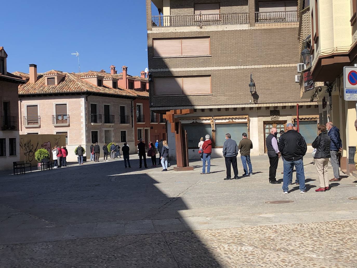 Imagen secundaria 2 - Imágenes de la campaña de vacunación contra la covid-19 en Aranda. 