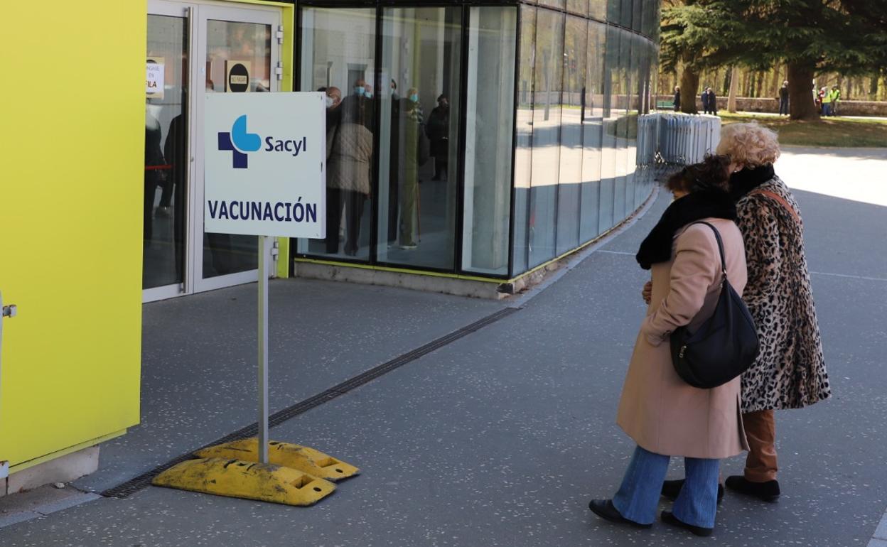 Dos mujeres acuden a vacunarse frente a la covid-19 en Burgos. 