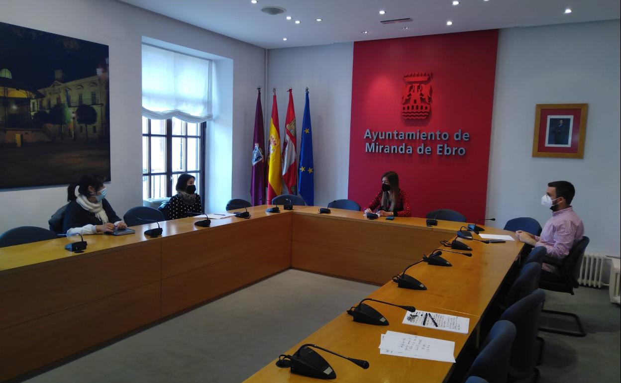 Reunión del equipo de Gobierno de Miranda con madres de niños con enfermedades raras. 