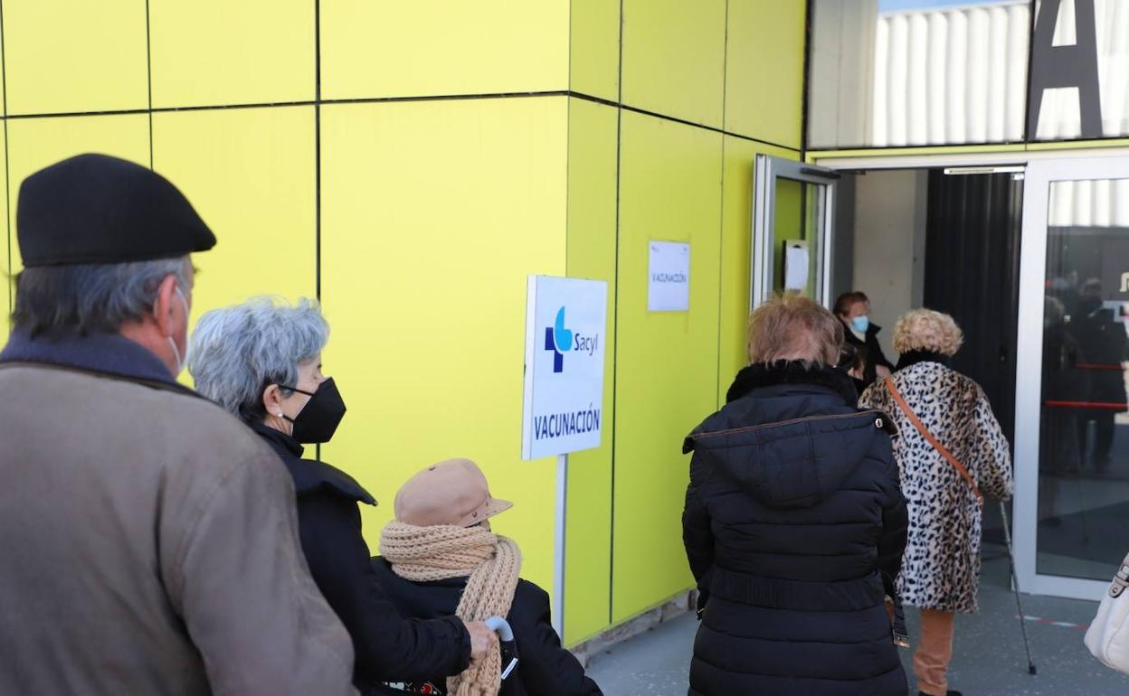 Imagen espera para vacunarse en el Coliseum de Burgos..