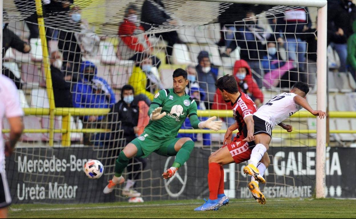 Javi gómez remata de cabeza en el segundo gol del encuentro.