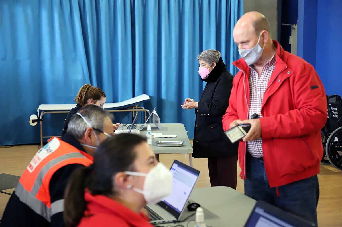 Fotos: Las generaciones del 56 y 57 de varias zonas rurales de Burgos reciben la primera dosis de la vacuna