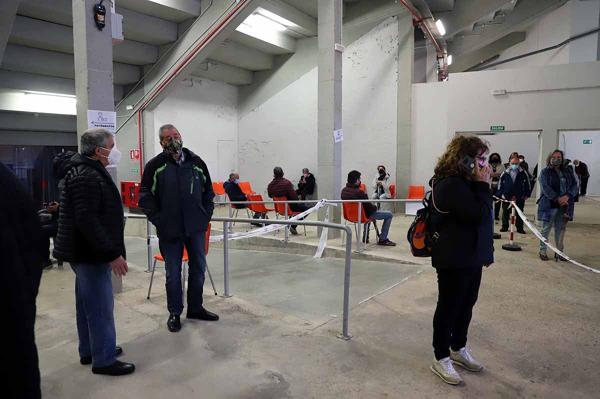 Fotos: Las generaciones del 56 y 57 de varias zonas rurales de Burgos reciben la primera dosis de la vacuna