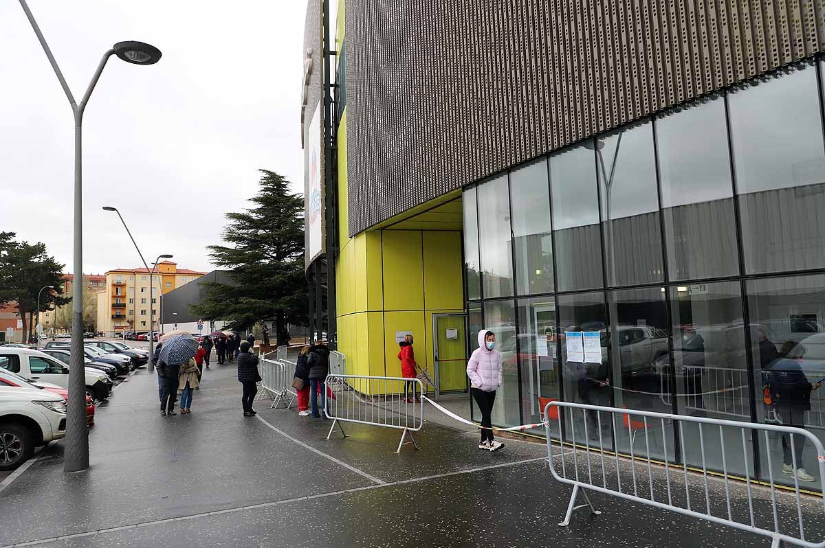 Fotos: Las generaciones del 56 y 57 de varias zonas rurales de Burgos reciben la primera dosis de la vacuna