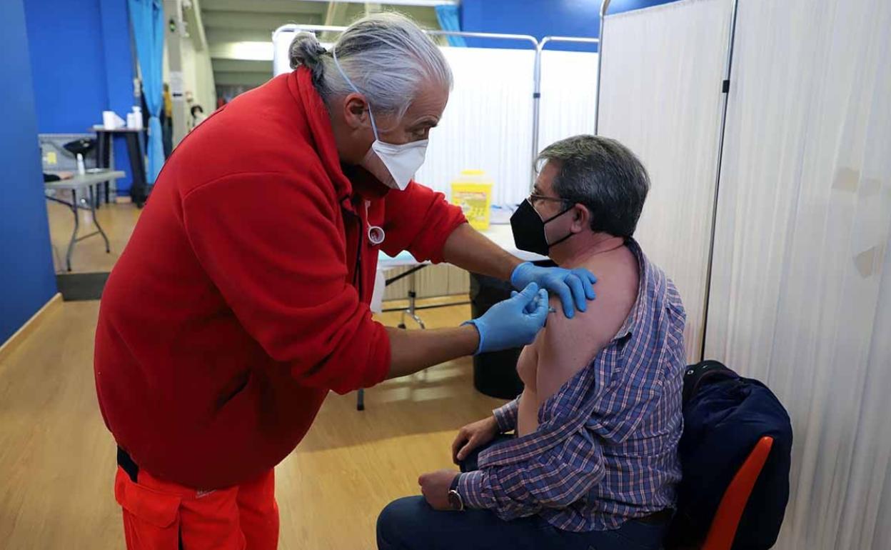 Un hombre recibe este domingo en Burgos la vacuna frente a la covid-19. 