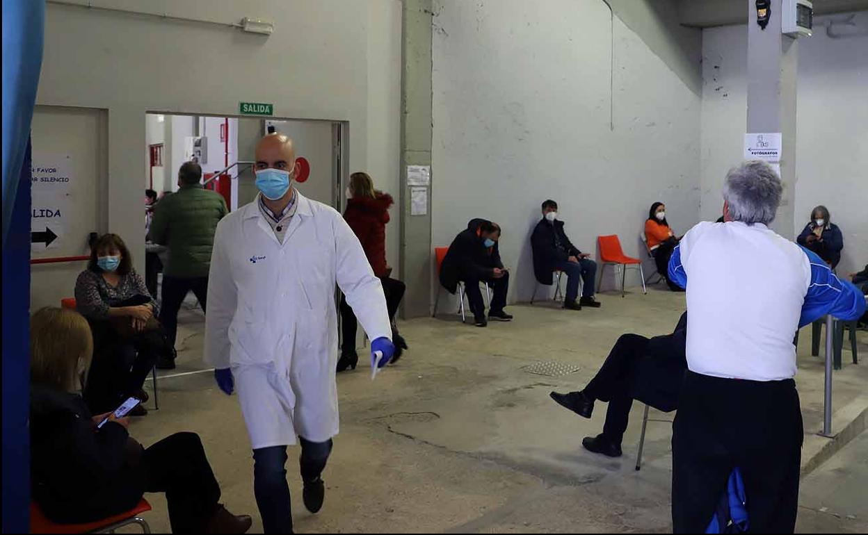 Un médico del Sacyl, en el centro de vacunación del Coliseum.