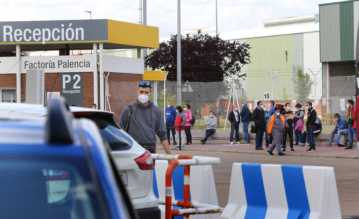 Salida de los trabajadores de la fábrica de Renault en Villamuriel. 