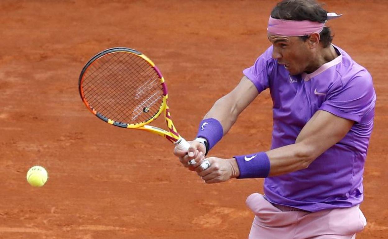 Rafa Nadal golpea la bola. 