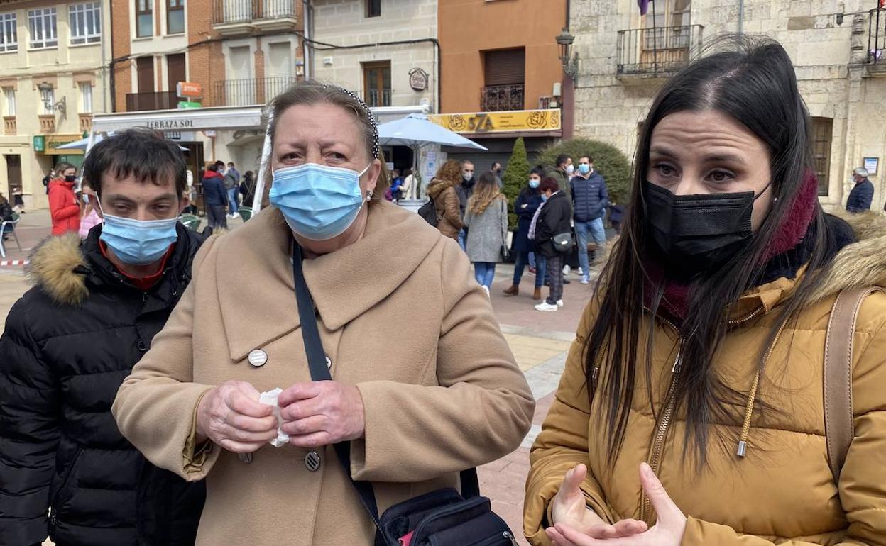 La madre de Lidia junto a sus otros dos hijo, Ángel y Miriam, tras la concentración en Melgar.