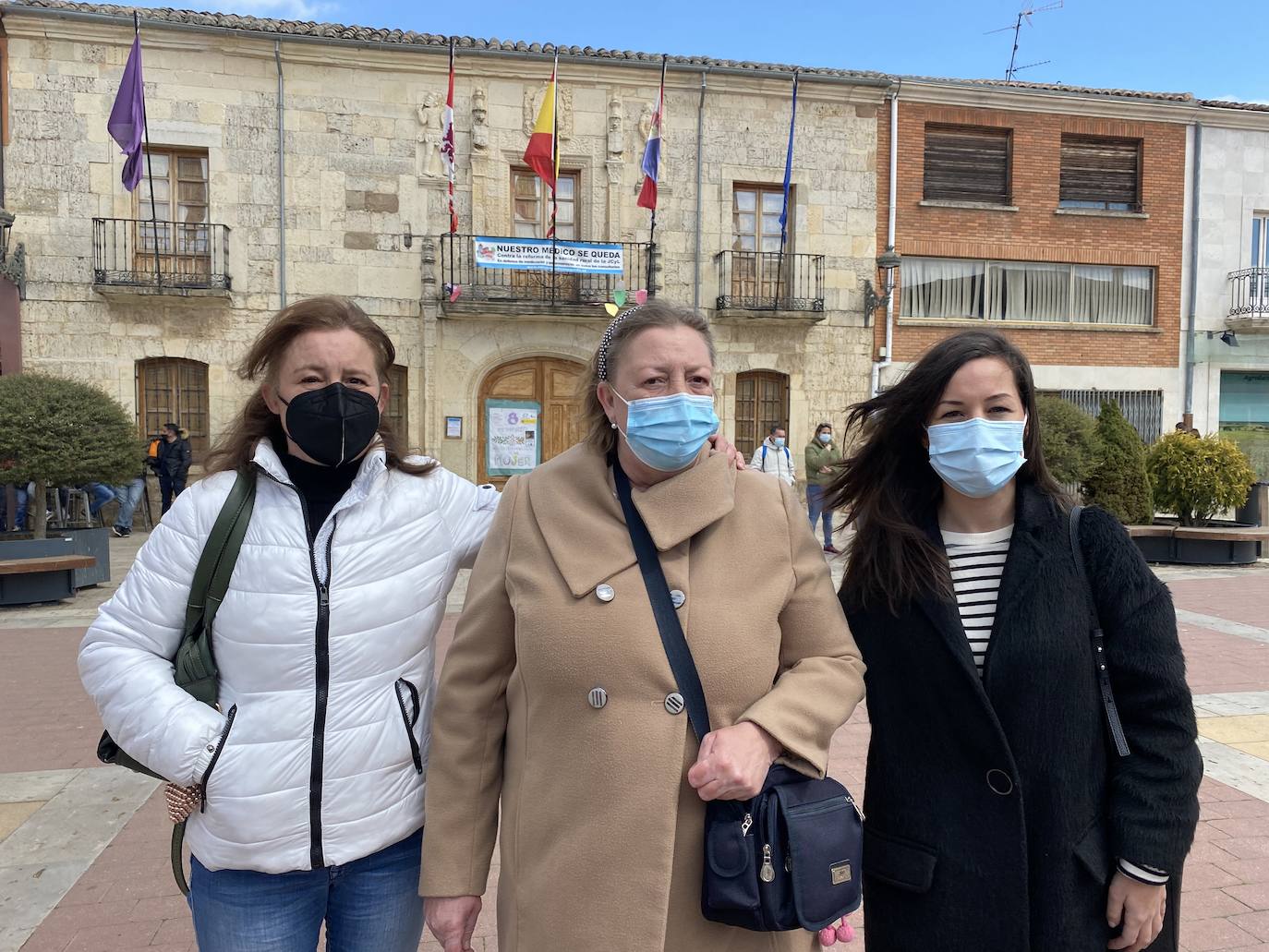 Fátima Bayona, Lidia Garcia y Lydia Sainz-Maza unidas en Melgar para pedir justicia por sus familiares.