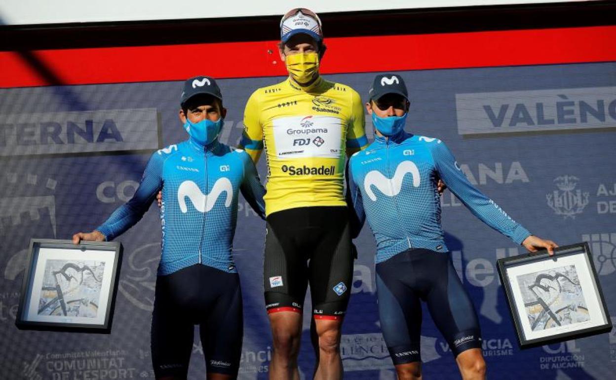 Stefan Küng, en el centro del podio, junto al portugués Nelson Oliveira y el español Enric Mas. 