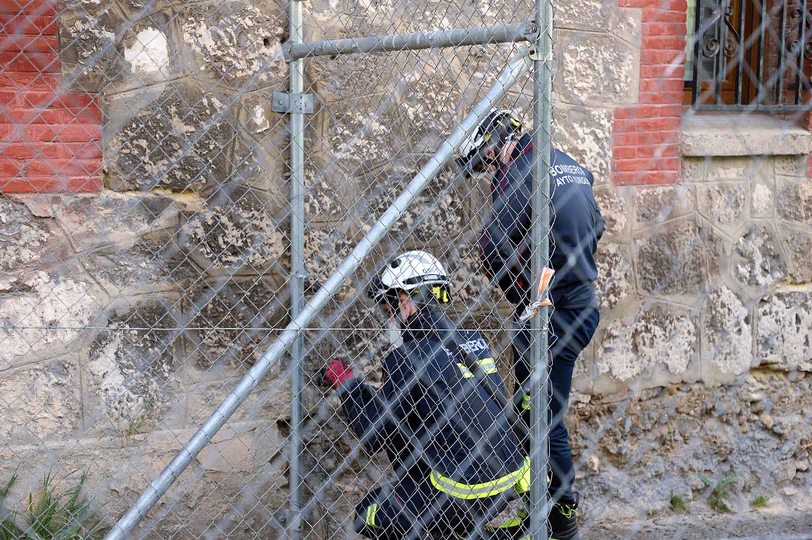 Fotos: Los bomberos acceden a la &#039;casa de las palomas&#039; para evaluar su estado