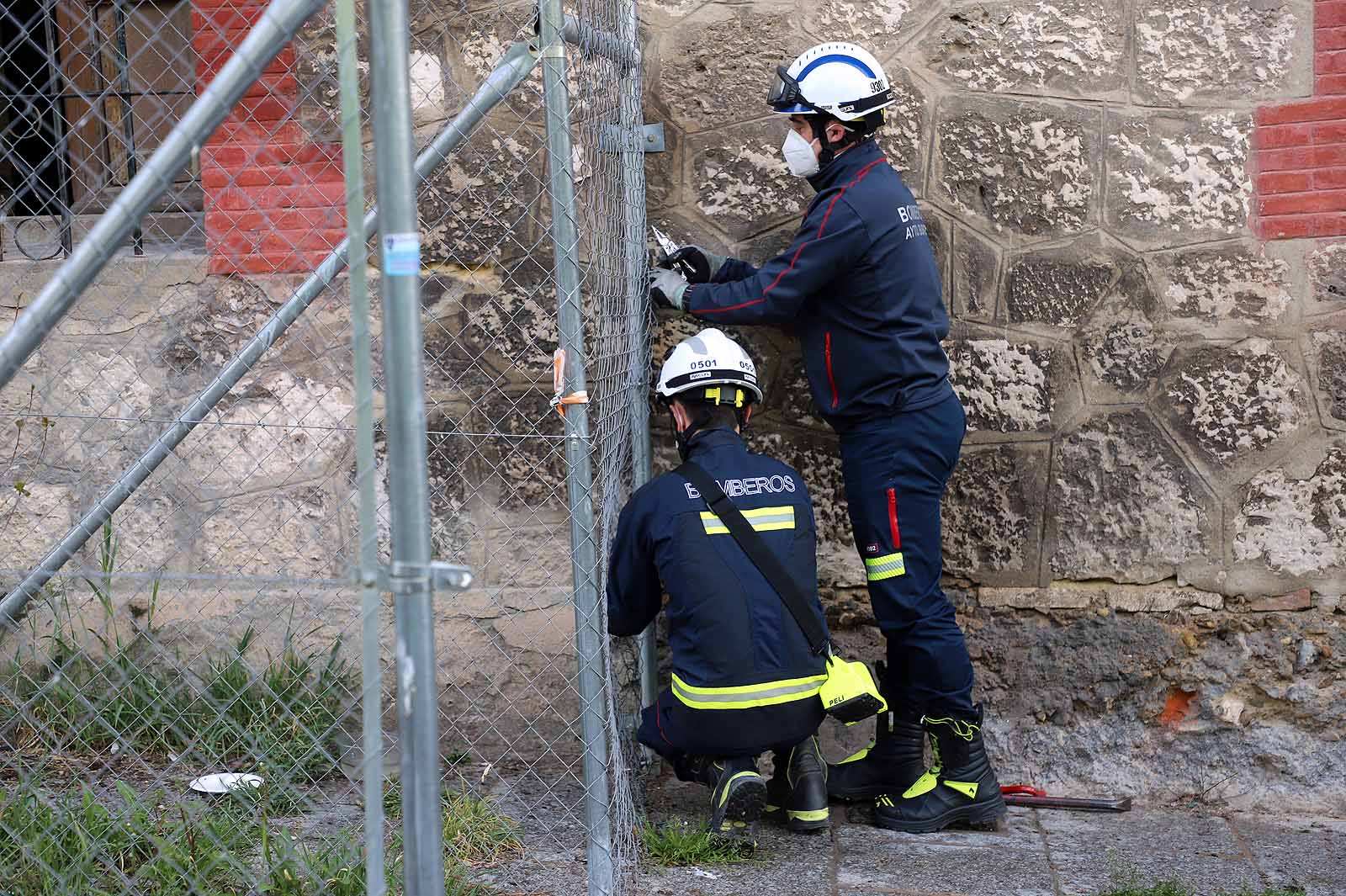 Fotos: Los bomberos acceden a la &#039;casa de las palomas&#039; para evaluar su estado