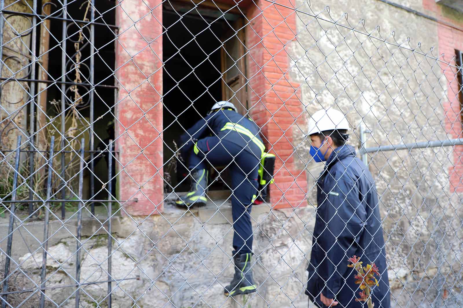 Fotos: Los bomberos acceden a la &#039;casa de las palomas&#039; para evaluar su estado