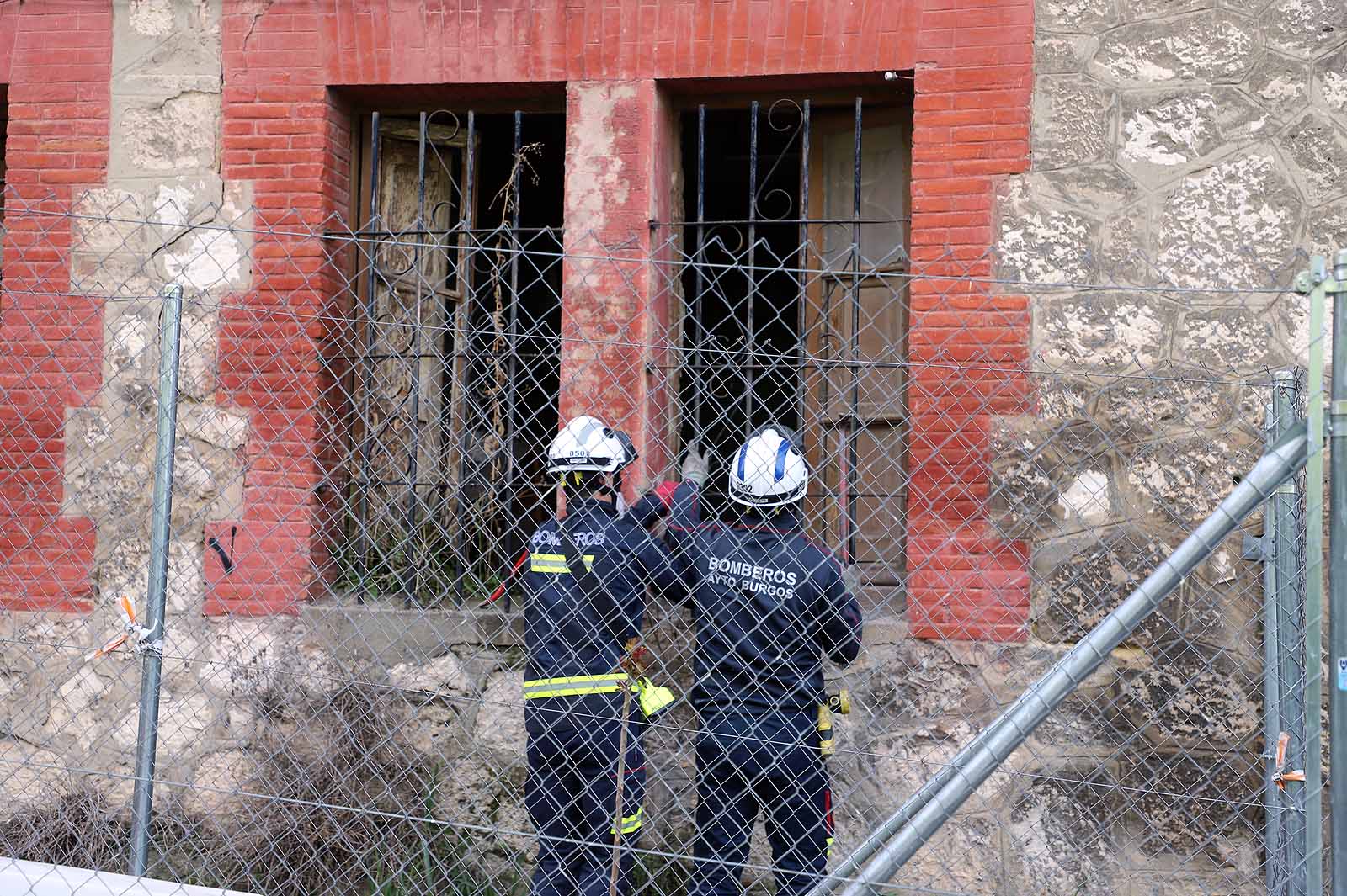 Fotos: Los bomberos acceden a la &#039;casa de las palomas&#039; para evaluar su estado