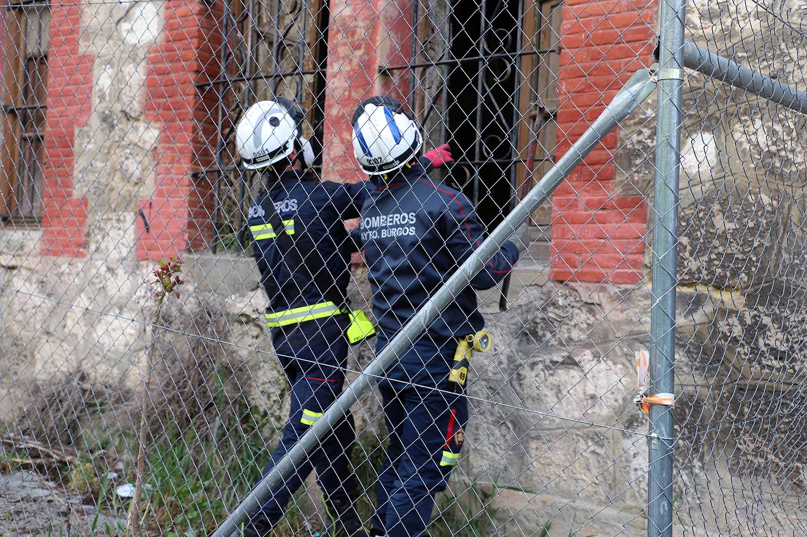 Fotos: Los bomberos acceden a la &#039;casa de las palomas&#039; para evaluar su estado