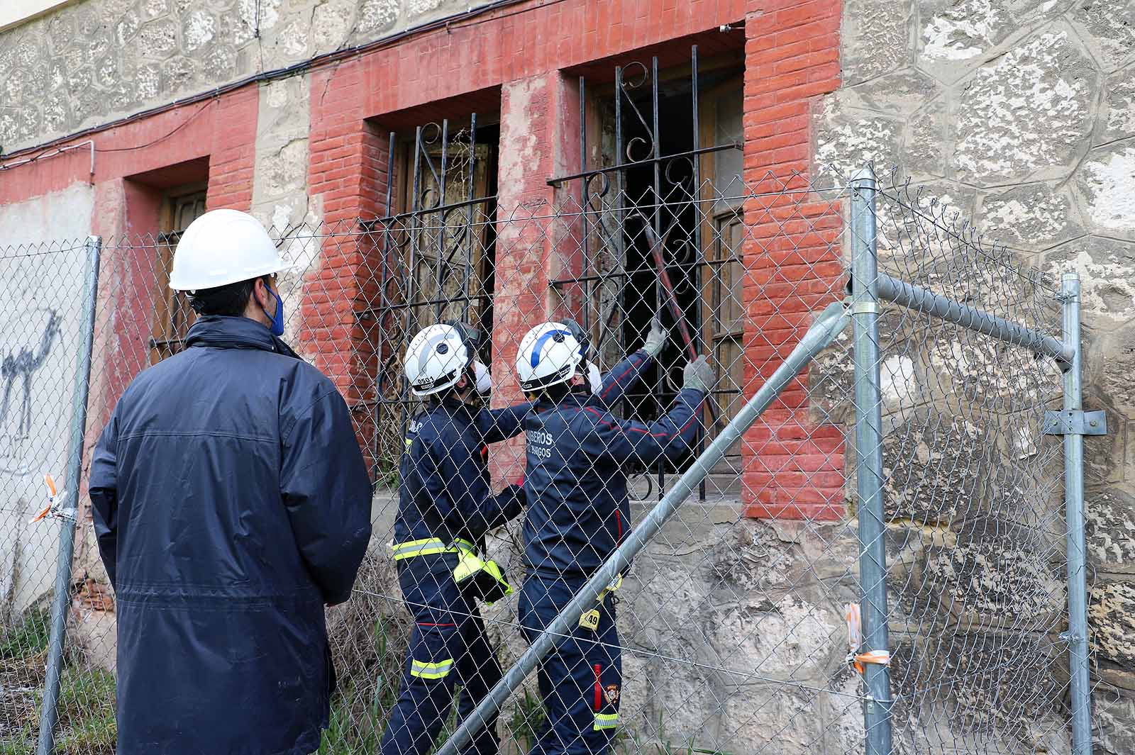 Fotos: Los bomberos acceden a la &#039;casa de las palomas&#039; para evaluar su estado