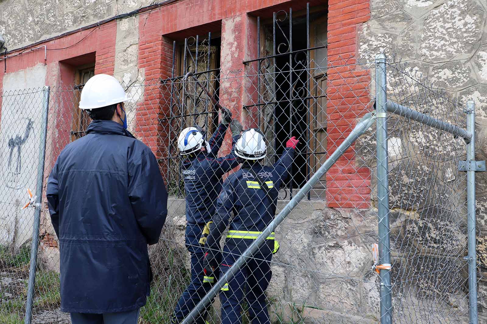 Fotos: Los bomberos acceden a la &#039;casa de las palomas&#039; para evaluar su estado