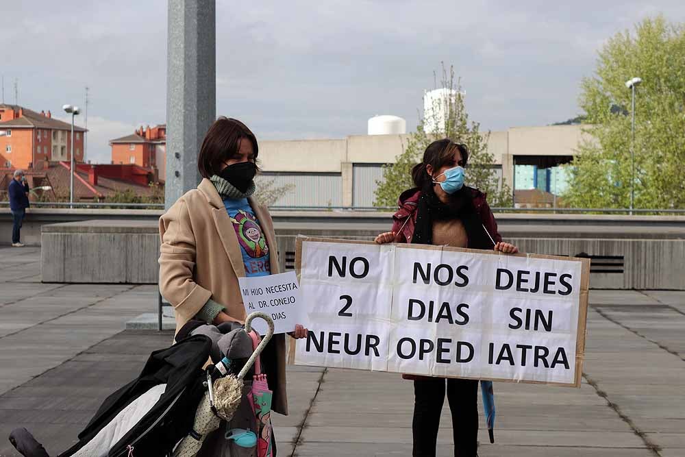 Fotos: Concentración para exigir un neuropediatra en el HUBU durante cinco días