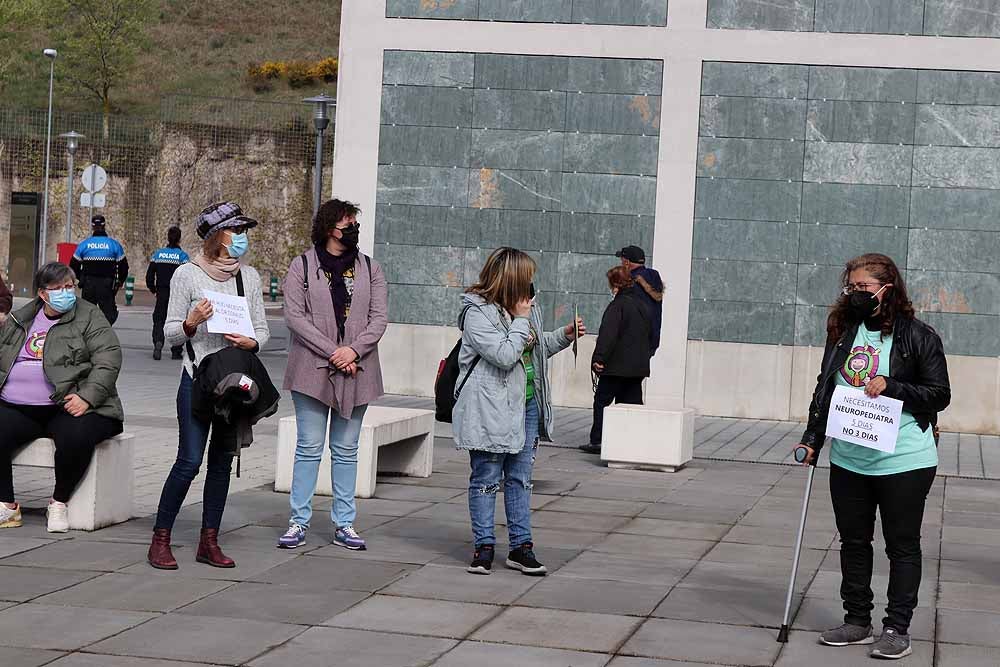 Fotos: Concentración para exigir un neuropediatra en el HUBU durante cinco días