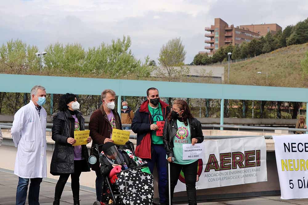 Fotos: Concentración para exigir un neuropediatra en el HUBU durante cinco días